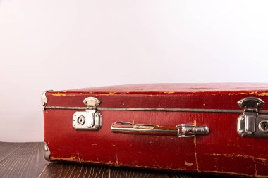 Masadaki eski bavul beyaz arka planda..