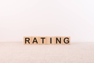 Ahşap küplere yazılmış kelime kavramı bir ışık masasında ve arka planda yatıyor