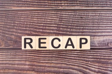 Tahta yapı taşlarından yapılmış RECAP kelimesi