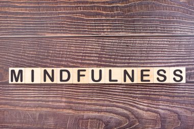 MINDFULNESS kelime ahşap yapı taşları ile yapılır