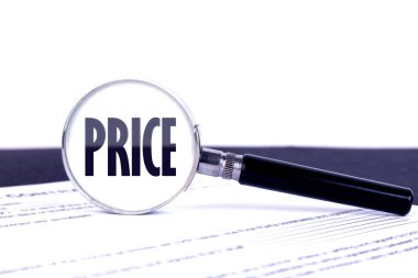 Metin kavramlı büyüteç kelime PRICE koyu bir masa ve açık arkaplan.
