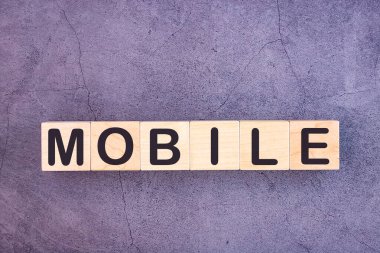 Ahşap yapı taşlarından yapılmış MOBILE kelimesi.