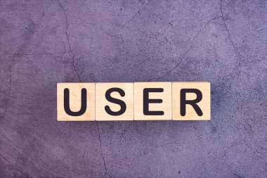 Kullanıcı kelimesi ahşap yapı taşlarından yapılır.