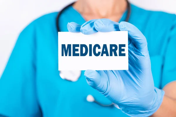 의사가 Medicare 개념으로 카드를 — 스톡 사진