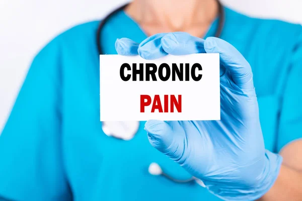 Doktor Držící Kartu Textem Chronic Pain Lékařský Koncept — Stock fotografie