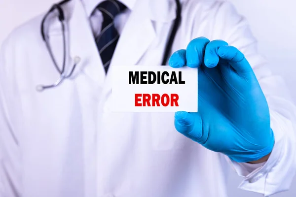 Arzt Hält Eine Karte Mit Text Medizinischer Fehler Medizinisches Konzept — Stockfoto