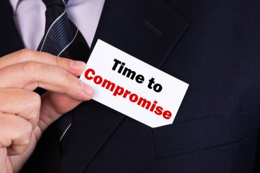 İşadamı cebine mesaj zamanı ile birlikte bir kart koyuyor.