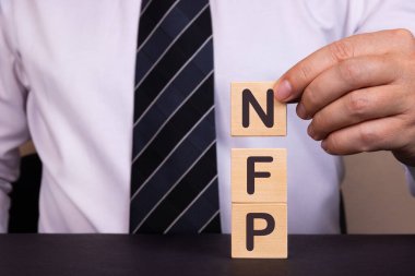 İnsanlar NFP 'yi tahta bloklarla yazdılar.