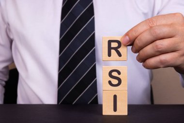 Adam ahşap bloklarla kelime RSI yaptı.