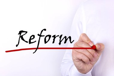 Metin, Reform kelimesi, işadamının hafif bir arkaplanda tuttuğu bir işaretle yazılmış. İş konsepti