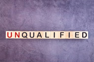 Yazı, ofis masasının üzerinde duran ahşap yapı taşlarına yazılmıştır. İş konsepti.