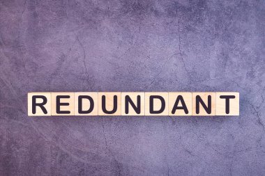 Redundand 'a mesaj at, ofisteki bir masanın üzerindeki ahşap yapı taşlarına imza at. İş konsepti.