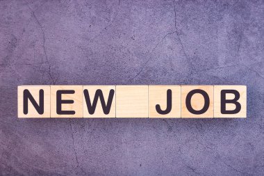 Yeni İş metni, ofis masasının üzerinde duran ahşap yapı taşlarına yazılmıştır. İş konsepti.