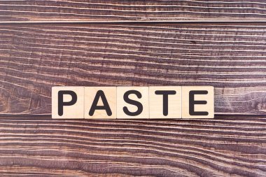 Yapıştırıcı kelime ahşap yapı taşlarından yapılır