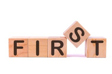 İlk kelime, masanın üzerinde ve arka planda duran ahşap yapı taşlarından oluşuyor. Kavram.