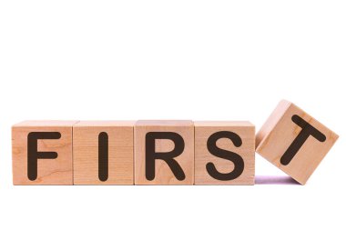 İlk kelime, masanın üzerinde ve arka planda duran ahşap yapı taşlarından oluşuyor. Kavram.