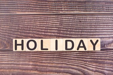 Tahta yapı taşlarından yapılmış tatil kelimesi