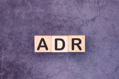 Ahşap yapı taşlarından yapılmış ADR kelimesi.