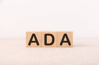 Engelli Amerikalılar Yasası ahşap yapı taşlarından yapılmıştır. Kavram.