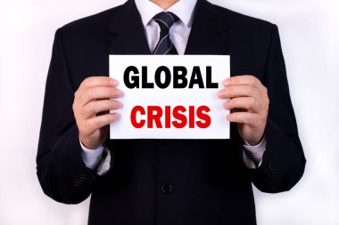 Bir işadamı elinde Küresel Kriz metninin bulunduğu bir tablet tutuyor. İş konsepti