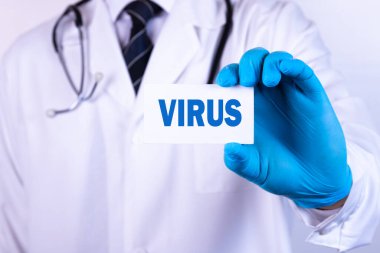 Doktor, adam cebinde VIRUS mesajı olan bir kart koydu. Tıbbi konsept.