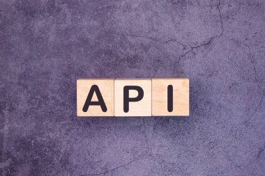 API kelimesi ahşap yapı taşlarından yapılmış. Kavram.