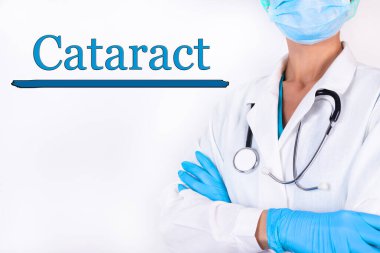 Katarakt yazısıyla arka planda tıbbi kıyafetler giyen bir doktor. Tıbbi konsept.