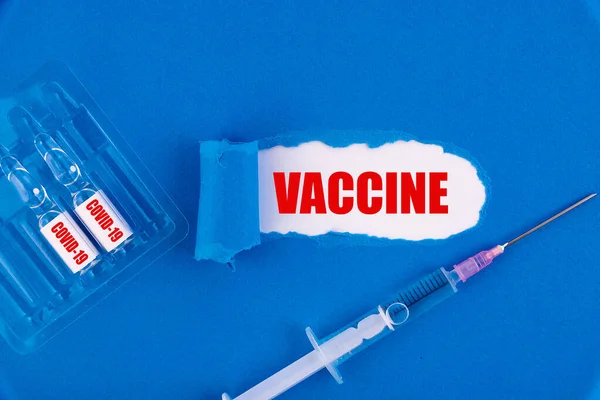 注射用Covid 19疫苗和注射器的背景是蓝色的 用于Covid 19的预防 免疫和治疗 — 图库照片