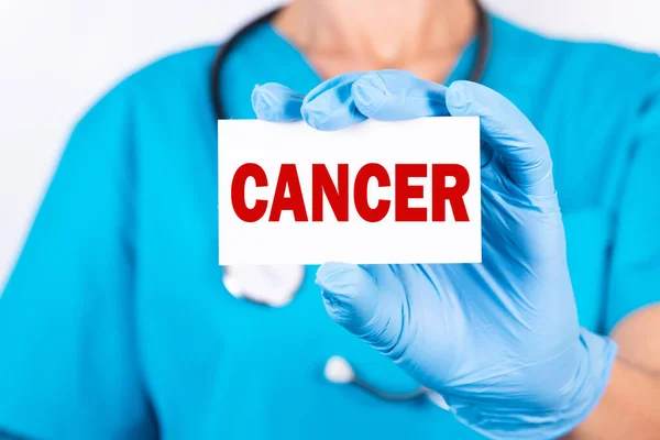 Médico Sosteniendo Una Tarjeta Con Texto Cancer Concepto Médico — Foto de Stock