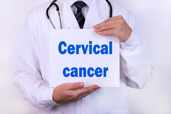 Médico Segurando Cartão Com Câncer Cervical Conceito Médico — Fotografia de Stock