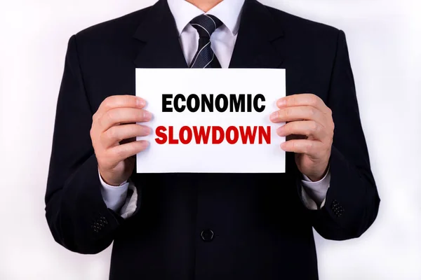 Ein Geschäftsmann Hält Ein Tablet Mit Der Aufschrift Economic Slowdown — Stockfoto