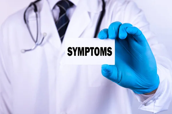 Arzt Hält Eine Karte Mit Text Symptoms Medizinisches Konzept — Stockfoto