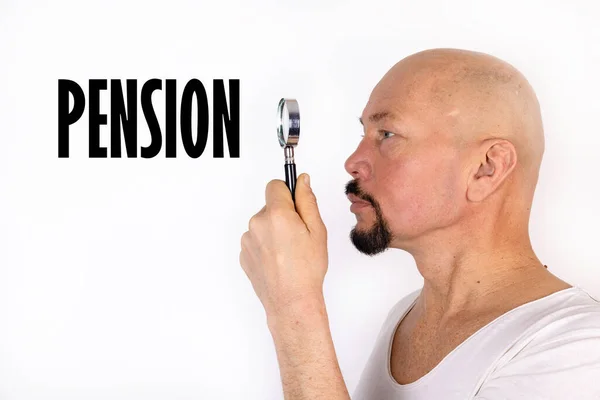 Hombre Americano Mira Través Una Lupa Palabra Pensión Texto Concepto — Foto de Stock