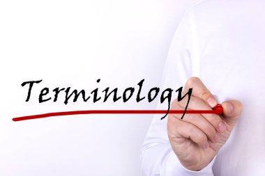 Bir insan açık arkaplanda işaretli metni, kelimeyi, Terminolojiyi yazar. İş konsepti.