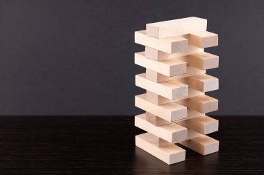 Kule planlamak için tahta bloklardan yapılmıştır. Konsantrasyon gerektiren bir karar verme oyunu. İş konsepti.