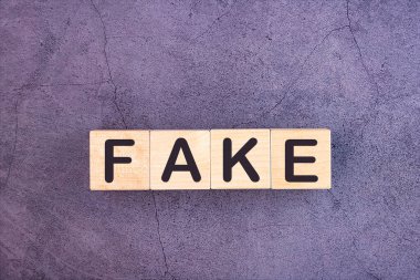 Tahta yapı taşlarından sahte sözcük.