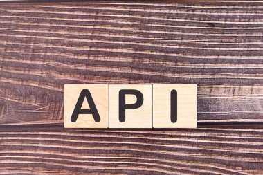 API kelimesi ahşap yapı taşlarından yapılmıştır..