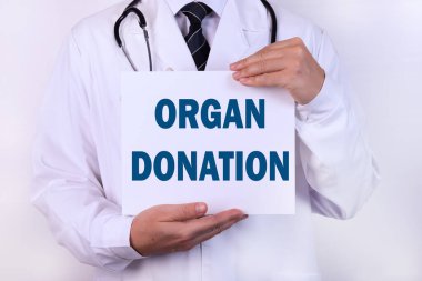 Doktor elinde yazılı Organ Bağışı tıbbi konsepti olan bir kart tutuyor.