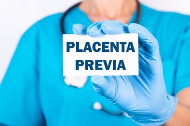 Plasenta Previa yazılı bir kart tutan doktor, tıbbi konsept..