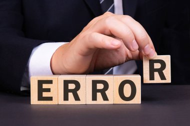 İnsan kelime yaptı, metin hatası tahta bloklarıyla. Kavram.