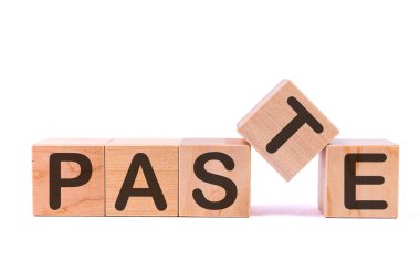 Kelime Pastası, masanın üzerinde ve arka planda duran ahşap yapı taşlarından oluşur. Kavram.