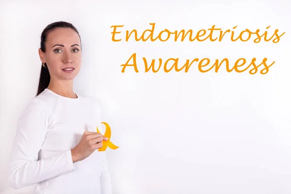 Endometrióza Povědomí Koncept Dívka Světlých Šatech Žlutou Stuhou Ruce Jako — Stock fotografie