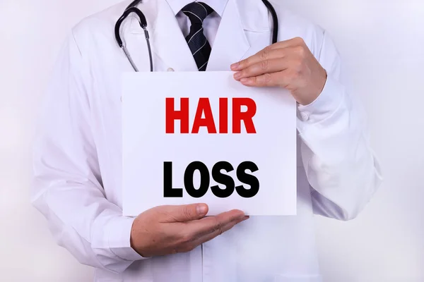 Arzt Besitz Einer Karte Mit Medizinischem Konzept Gegen Haarausfall — Stockfoto