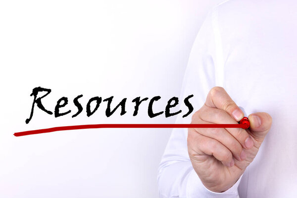 Человек пишет текст, слово, фразу Ресурсы с маркером на светлом фоне. Концепция бизнеса.