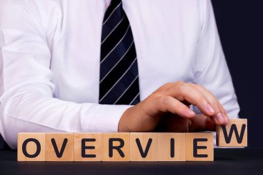 Adam ahşap bloklarla kelime denetimi yaptı. İş konsepti.