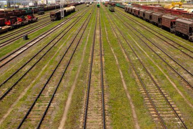 Bir sürü tren vagonu olan sanayi manzarası.