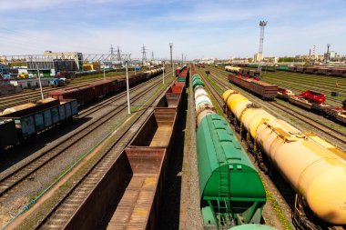 Bir sürü tren vagonu olan sanayi manzarası.