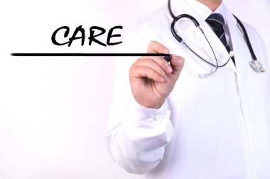 Doktor keçeli kalemle kelime bakımı yazıyor. Tıbbi konsept.