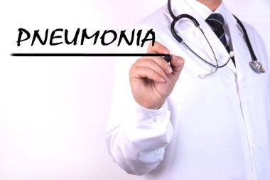 Doktor pnömoni kelimesini keçeli kalemle yazıyor. Tıbbi konsept.