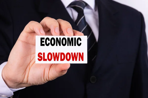 Ein Geschäftsmann Hält Ein Tablet Mit Der Aufschrift Economic Slowdown — Stockfoto